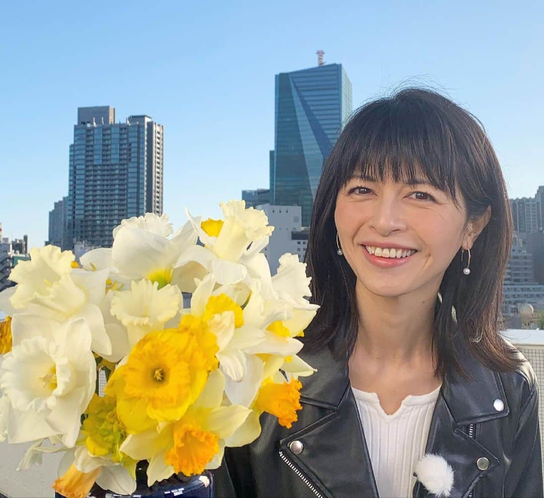 太田景子さんのインスタグラム写真 - (太田景子Instagram)「けさもグッド！モーニングをご覧頂きありがとうございました😊  東京には真っ青な空が戻ってきました〜☀️☀️☀️ 長野県伊那市の皆さまが送ってくださったスイセンも青空によく映えていました💚  ハードボイルドな革ジャンの衣装が反響でしたが、実は足元はお花柄のヒールがキラキラ光ってました😎✨ 見えないところにもスタイリストさんの細かなこだわりがいっぱいです😃✌️」4月15日 9時09分 - keiko_ota1121