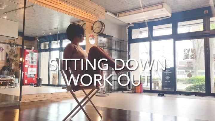 のインスタグラム：「座ったままできるワークアウト💺・ 腸腰筋(インナーマッスル)にアプローチして姿勢改善🤗・ ・ お仕事の合間に少し身体を動かしてリフレッシュして下さい☀️・ ・ ・ 今日も１日がんばろー！💪🔥・ ・ ・ ・  #レギンス #workoutmotivation #bodymake #ヨガウェア #ボディメイク #フィットネス #fitness #体質改善 #ダイエット #アスレジャー #Athleisure #yogawear #ピラティス #ヨガ #健康 #運動 #筋トレ女子 #abs #腹筋女子 #宅トレ #姿勢改善 #ながら筋トレ #テレワーク」