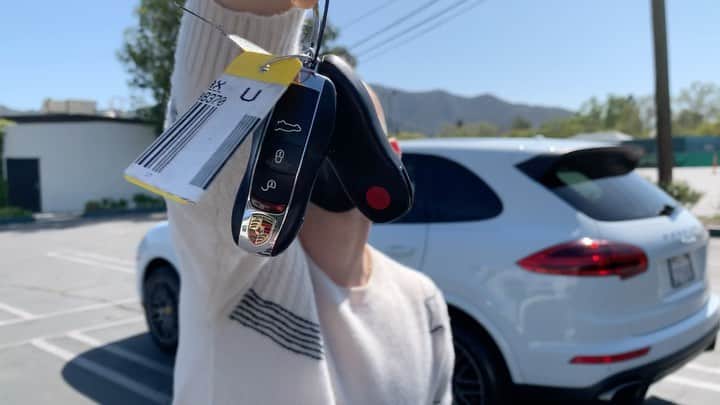 アダム・リッポンのインスタグラム：「I got to spend the day with @CarMax because of their new 24-hour test drive with a quick stop at @dunkin. I can’t wait to share my whole day. #DoinDonuts #24HrTestDrive #ad While supplies last. Select markets only. Learn more at http://bit.ly/CMDDAR」