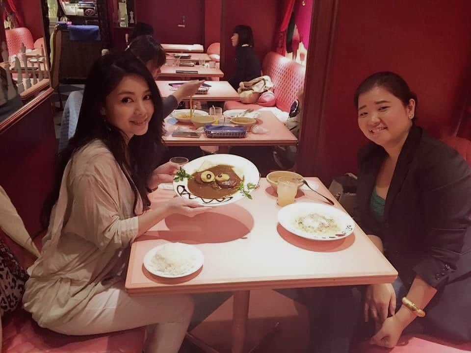 のインスタグラム：「Momoe… きっと苦しかったよね？ きっと辛かったよね？  日本いると馴れが生じて、インフルエンザくらいのもんだろうと舐めてたけど、  基礎疾患も無い若い命も奪われるんだと改めて思い知らされた。  私と同じ様な辛い思いをしている人が世界中に沢山いるんだと思うと心が痛い。  これ以上私と同じ様な気持ちになる人が増えて欲しくない。  親友の死は辛いけど、 他人事ではないんだと 改めて思い知らされた。  今一度気が緩んでる人は 気を引き締め直して気を付けて欲しいなと思う。 (自分も含めて)  私と同じ思いをして欲しくないから。  きっと変異ウィルスやブラジルで拡大していてるコロナは今よりも強力なウイルスなのかも知れない。  ワクチンが皆に行き渡り、 早く安心して暮らせる生活になる事を心から願う！  Momoeが身を持って教えてくれたんじゃないかと、私はそう受け取りたい。  Justinの時も命の大切さを教えられたけど、今度はMomoeに知らされたのかなって…そう思うしか、もう気持ちのやり場がない。  でも心の中じゃ、そんな綺麗ごとじゃ片付けられないよ本当は！  掻き乱されざわついてる！  あの時の様に、 心臓をハンマーで殴られた様な感覚。 心臓がバクバクして、頭が混乱して、 実感なんか直ぐに湧かないよ。  今だって信じられないもん。  『冗談でしたー！へへっ』とか又言って出て来るんじゃないかと心の半分は期待してる。  Momoe〜 辛いよ、 悲しいよ、 寂しいよ、 また会いたいよ！  愛する人を失うこと程辛いものはない。 そして、愛する人とは、 また生まれ変わっても会いたい！ 同じ様に親友になりたい！ そして、又一緒に遊んで、 笑い合いたいって強く思うんだね。  また来世でも絶対会いたい！ 必ず会おうね！ 絶対だよ！ 永遠の親友だよ♡  昨夜から一睡もできずにいる 忘れない様に 暫くはいっぱいいっぱい Momoeとの思い出を振り返るね❀.*･ﾟ  Eu amo Momoe」