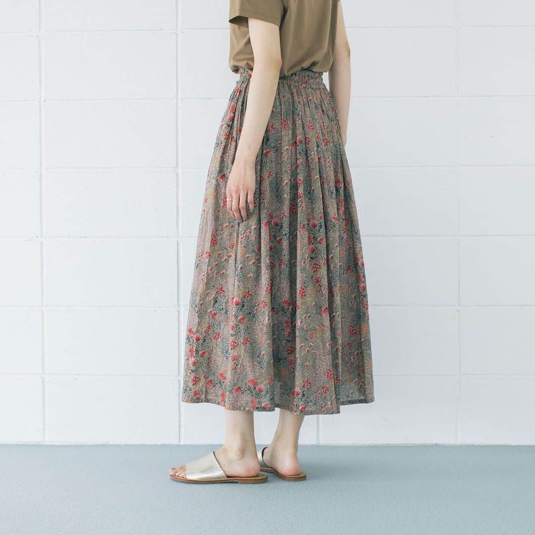 北欧、暮らしの道具店さんのインスタグラム写真 - (北欧、暮らしの道具店Instagram)「【新商品】当店別注！ 大人にぴったりな、SOILの花柄ギャザースカートが新登場です✨ . - - - - - - - - - - - - 毎年発売するたびに人気のSOILのスカート。 着心地の良さはそのままに、今年は、 新作の花柄バージョンになって登場です！  当店スタッフの間でも、 『春夏、穿いていて気持ち良い！』と 話題に上がるSOILのスカート。  仕入れを担当したバイヤー自身も、昨年、 柄違いのものを愛用していたそうなのですが、 気がつけば週に何度も手に取っているほど 大活躍してくれたのだそう◎  着心地の良さを叶えてくれるひみつは、 通気性と清涼感のある、 薄手のコットンボイル素材だから。  たっぷりギャザーなのに、 穿くとふわっと軽くて、動きやすいんです！  素肌に気持ちの良いやわらかな肌触りで、 これから暑くなってきても、 風をはらんで快適に着られると思います。  実は、今回のスカート企画を進める際に、 他の素材も色々と試してみたのですが、 やっぱりこのコットンボイル素材は、 特別はき心地が良く感じて……  当店のためだけに花柄で作っていただきました！  広がりすぎず、ストンと落ちる素材感なので、 腰回りもすっきりと見せてくれますよ◎  花柄スカートは以前から 挑戦してみたかったアイテムで、 展示会でもずっと探していたのですが、 試着してみると、 甘すぎるように感じてしまうことも。  そんな時に出会ったのが、 このSOILオリジナルの花柄模様。  ベースになっている色が スモーキーな「ベージュ」「グレー」と 落ち着いた色合いなので、 コーデに合わせやすく感じたんです。  さらに、実際に出来上がったサンプルを 穿いてみて嬉しかったのは、 ちょっぴり大振りな花柄モチーフのほうが、 意外と大人っぽく合わせられるということ。  試着したスタッフからも、 『この花柄なら着てみたい 』 『大人でも合わせやすい！』と好評でしたよ。  シンプルな装いが増える夏は特に、 花柄スカートは一枚持っていると、 本当に頼れる存在になってくれると思います◎  春夏、気分を上げてくれる一枚として、 永くお楽しみいただけますように」 . . ーーー 掲載のアイテムはこちら▼ ーーー . ☑️【当店別注】SOIL / ギャザースカート / 花柄 . ※ その他、スタイリングに使用したアイテムは、 スタッフの私物になります。 - - - - - - - - - - - - - - - - - -  ・ ▶︎ お買いものはプロフィールのリンクから ご覧くださいね。→@hokuoh_kurashi . #soil#fashion#coordinate#outfit#スカート#花柄#花柄スカート#ロングスカート#春#ギャザースカート#ファッション#コーデ#コーディネート#シンプルコーデ#今日のコーデ#大人コーデ#春コーデ#シンプル#シンプルライフ#シンプルデザイン#暮らしを楽しむ#日々の暮らし#北欧#暮らし#北欧暮らしの道具店」4月15日 10時04分 - hokuoh_kurashi