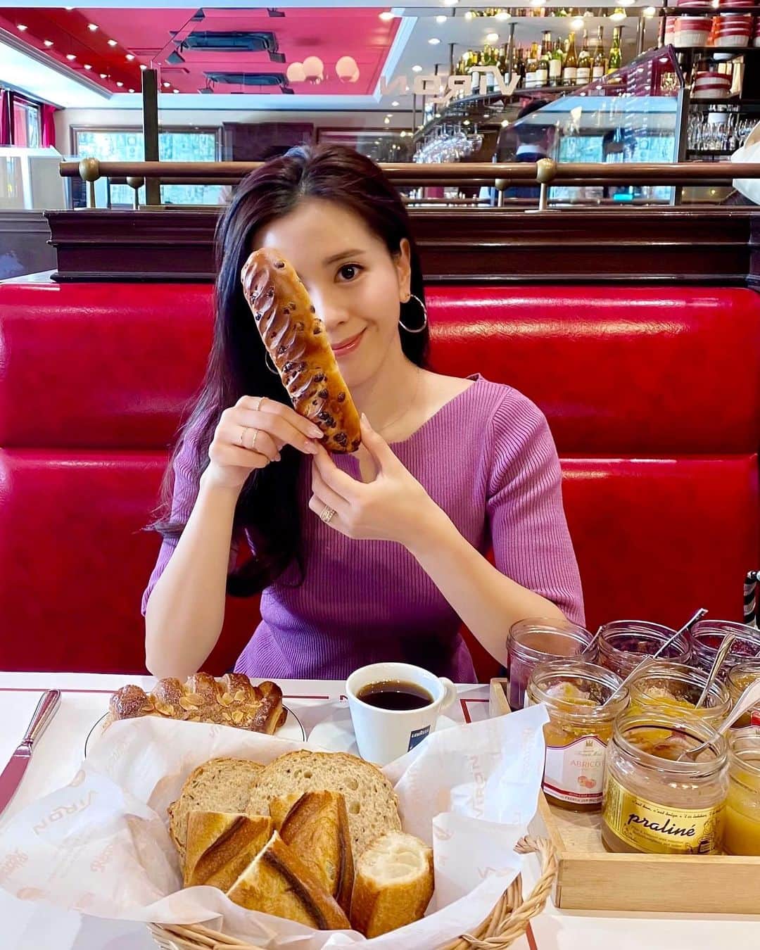黒田麻理耶さんのインスタグラム写真 - (黒田麻理耶Instagram)「. 久々にこちらでモーニング🥐☕️💕 . これまた摂生生活前のお話ですが、 渋谷の「ブラッスリー・ヴィロン」へさとちゃんと👩‍❤️‍👩 . パン好きにはたまらないモーニングセット🍞 1,500円でバケットとセレアルの他に、 籠の中から好きなパンを2種類選べるよ🙆‍♀️ コーヒーはおかわり何度でも☕️ . 食べきれない分はもちろんお持ち帰りです☺️ . #BrasserieVIRON  #ブラッスリーヴィロン #VIRON  #ヴィロン  #ヴィロンのパン #渋谷  #朝食  #モーニング  #渋谷モーニング #渋谷カフェ  #🥐 #🥖 #🍞」4月15日 10時05分 - mariya_kuroda