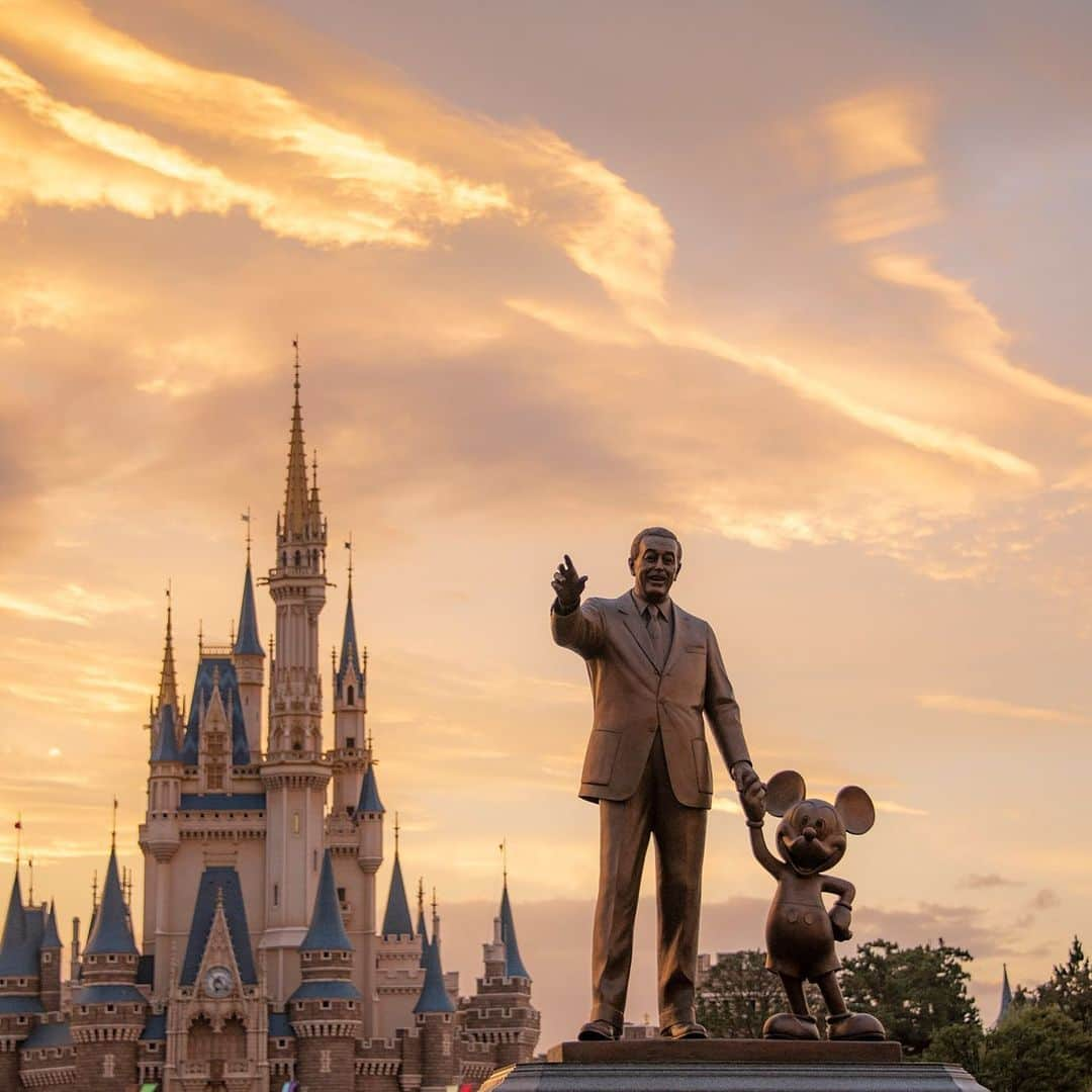 東京ディズニーリゾートさんのインスタグラム写真 - (東京ディズニーリゾートInstagram)「Happy 38th anniversary Tokyo Disneyland! これからも夢は続く・・・✨ #waltdisney #mickeymouse #worldbazaar #tokyodisneyland #tokyodisneyresort #cinderellacastle #tokyodisneyland38thanniversary  #ウォルトディズニー #ミッキー #パートナーズ像 #ワールドバザール #東京ディズニーランド #東京ディズニーリゾート #シンデレラ城 #東京ディズニーランド38周年」4月15日 10時28分 - tokyodisneyresort_official