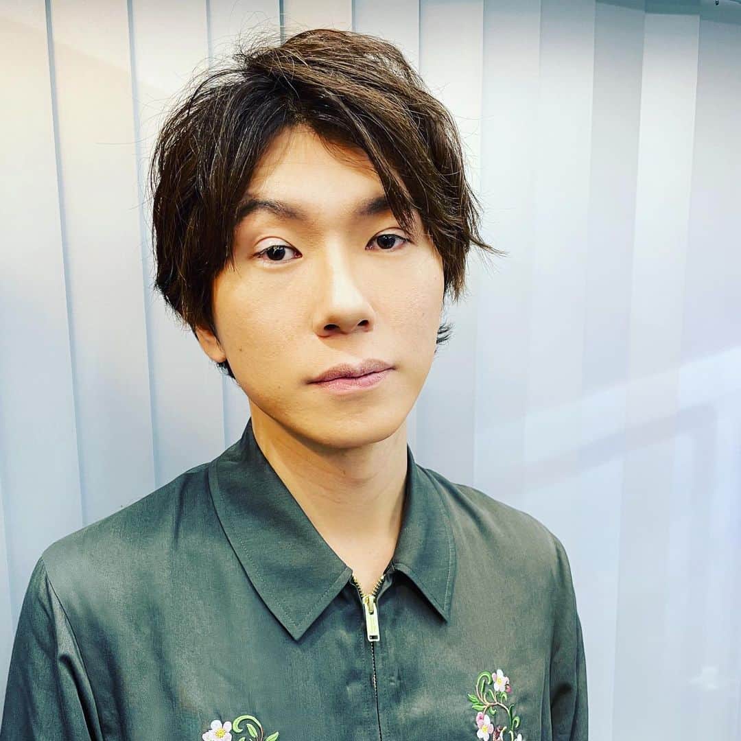 古市憲寿のインスタグラム：「#めざまし8 でメンズメイク取材に行ったのですが、違和感🕵️‍♂️ でも顔を気軽にどんどん変えられるならいいね。」