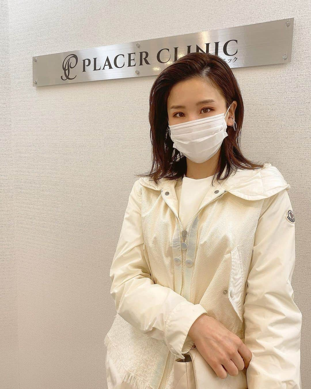 永田明華のインスタグラム：「先日、 @placerclinic で全身 #医療脱毛 してきましたっ 今回はなんと、4人で施術してもらい、顔から足の指先までで、50分で終わるという早さ❗️ しかも、低価格なのに最新のマシンで、同時冷却で痛みも少ないのよ👍  3回目ですが、ほぼ毛が無くなり、お肌スベスベで大満足♡ ほんと、オススメのクリニックです。  #フォトフェイシャル や#リフトアップ もあるようで、他のメニューも気になる、、😌💓  #プラセルクリニック #placerclinic #全身脱毛」