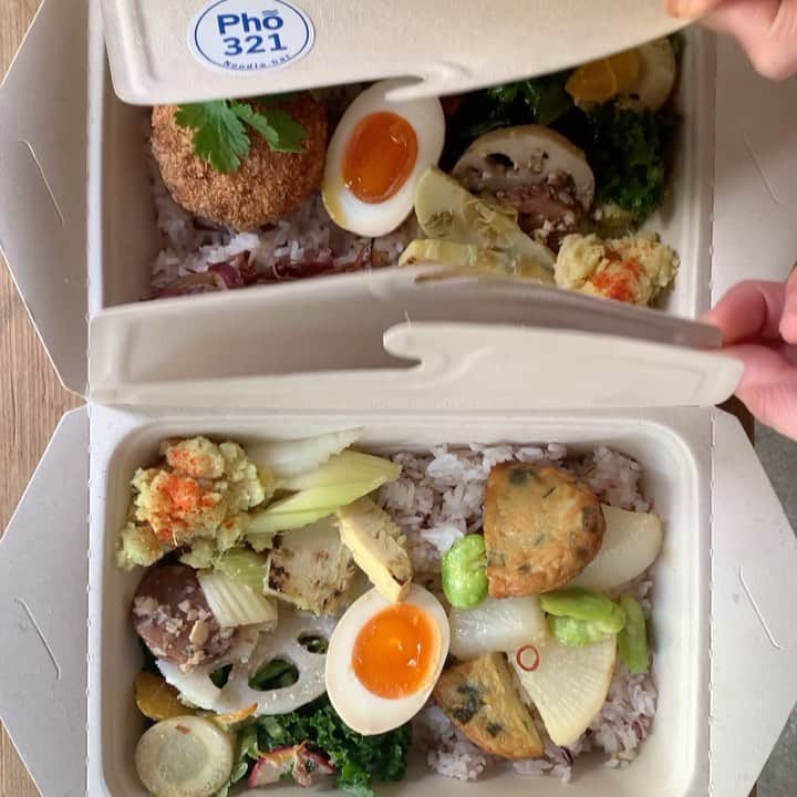 Pho 321 Noodle barのインスタグラム：「【サツマ・ボックスとコロッケ・ボックス】 お早う御座います。晴れましたね🌞 本日のメインは ⚫︎鹿児島いちき串木野　寺田屋さんのつけ揚げ　大根　空豆のソテー ⚫︎ポークコロッケ　-北の国から-インカのめざめ入り🥔 です。  showcaseのデリは ⚫︎カリーノケール　白にんじん　ラディッシュ　セロリの自家製チョップドサラダ🤚 ⚫︎薩摩芋のカシューマッシュ ⚫︎はるかと清見　セロリ からし菜のマリネ(new!) ⚫︎カツオイラズとカシューナッツの自家製大豆ソース和え　*鶴の子大豆使用  晴れて嬉しいバインミー🥖は　かまパン特製コッペぱんに　タンドリーチキン/ローストチキンと自家製チリソースです。 淡路島より収穫仕立てのアレン・ユーレカ檸檬も到着、phoやデリ　バインミーにキュっと搾ってどうぞ🍋  間も無く11:30amよりopen、delivery serviceもご注文受付開始致します。 ✳︎店頭でpick upご希望のお客様のお取り置きやご予約はこちらから....pho3種、bun pork、bun veggie、lunch box、ミニスープ、生春巻き、揚げ春巻き、バインミー、ココナッツプリンをご用意しております。 ☎︎03-6432-9586  私たちのボックスや碗やデリたちが　今日という日の 皆さまのエネルギーの源になりますように。  today’s lunch box each 1000jpy(tax in) ⚫︎satsuma box:fish cakes from kagoshima ⚫︎croquette box:pork box  today’s opening 📻’eight melodies’   #pho321 #todayslunchbox #fishcakes　#鶴の子大豆 #インカのめざめ」