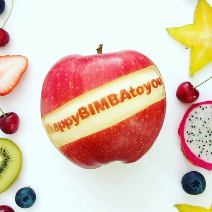 片山美耶のインスタグラム：「Happy Birthday Bimba y Lola🥳 Bimba y Lola is celebrating it’s sweetsixteen🎂🎉  I carved a bimba celebration on an🍎 大好きなブランドBimba y Lolaが16周年を 迎えました㊗️ . #happybimbatoyou  #bimbaylolized  #applecarving #art @bimbaylola」