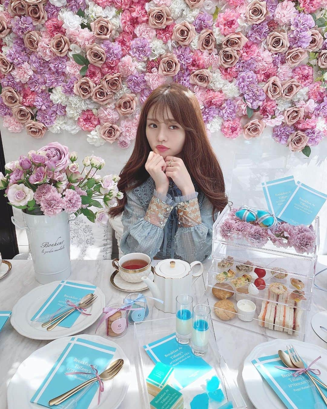 Isakoさんのインスタグラム写真 - (IsakoInstagram)「ティファニーブルー💠afternoon tea 　 @gingergardenaoyama "Beakfast at Tiffany's -mother’s day ver-"🤍🤍 　 4/16からスタートするジンジャーガーデン青山さんの、ティファニーブルーが可愛い新作アフタヌーンティーセットを一足お先に試食して来ました🥰 　  前に紹介した、ジンジャーガーデンのおうちアフタヌーンティーボックスのpetitバージョンが付いてくる、お土産付きのとってもお得なアフタヌーンティーです😊💕 　 今までのティファニーブルーのジュエリーボックスアフタヌーンティーも可愛かったけれど、新作のクリアケースで楽しむアフタヌーンティーも最高に可愛いです🥺💓 　 　 みんなも是非予約して行ってみてくださいね🥰 　 　 dress @bouquetdemariee.shop 👗 　 　 　　 #ティファニー#ティファニーブルー#アフタヌーンティー#tiffanyblue#afternoonteatimebreakfastattiffanys#アフタヌーンティー巡り#アフタヌーンティーセット#アフタヌーンティー部#表参道カフェ#表参道ランチ」4月15日 21時50分 - ichaaako