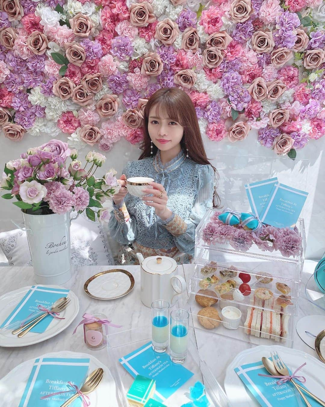 Isakoさんのインスタグラム写真 - (IsakoInstagram)「ティファニーブルー💠afternoon tea 　 @gingergardenaoyama "Beakfast at Tiffany's -mother’s day ver-"🤍🤍 　 4/16からスタートするジンジャーガーデン青山さんの、ティファニーブルーが可愛い新作アフタヌーンティーセットを一足お先に試食して来ました🥰 　  前に紹介した、ジンジャーガーデンのおうちアフタヌーンティーボックスのpetitバージョンが付いてくる、お土産付きのとってもお得なアフタヌーンティーです😊💕 　 今までのティファニーブルーのジュエリーボックスアフタヌーンティーも可愛かったけれど、新作のクリアケースで楽しむアフタヌーンティーも最高に可愛いです🥺💓 　 　 みんなも是非予約して行ってみてくださいね🥰 　 　 dress @bouquetdemariee.shop 👗 　 　 　　 #ティファニー#ティファニーブルー#アフタヌーンティー#tiffanyblue#afternoonteatimebreakfastattiffanys#アフタヌーンティー巡り#アフタヌーンティーセット#アフタヌーンティー部#表参道カフェ#表参道ランチ」4月15日 21時50分 - ichaaako