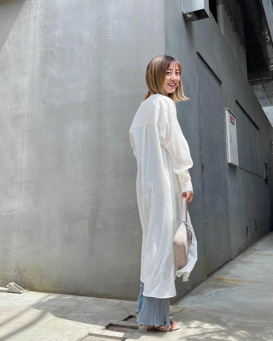 本橋優華さんのインスタグラム写真 - (本橋優華Instagram)「透ける季節です☺︎ 中はセットアップ。  #シアーシャツ#サテンパンツ#春コーデ #セットアップ#160cm#2021ss  #sheer#longshirt#pants#clearsandal#outfit#tokyo」4月15日 20時20分 - uk_jp