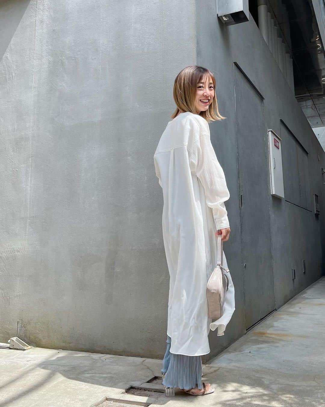 本橋優華のインスタグラム：「透ける季節です☺︎ 中はセットアップ。  #シアーシャツ#サテンパンツ#春コーデ #セットアップ#160cm#2021ss  #sheer#longshirt#pants#clearsandal#outfit#tokyo」