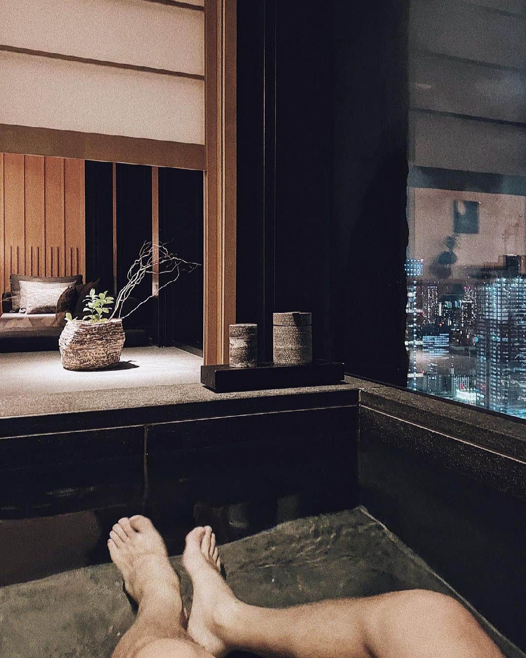 三浦大地さんのインスタグラム写真 - (三浦大地Instagram)「其処に在る意。  AMAN TOKYOに来ると日本の真髄にある「余地」を空間やおもてなしを感じる。  宿って人との関係が形になった場所。  素晴らしい宿は来る度に新しい関係を築かせてもらえる。  @aman_tokyo @aman  #aman #amantokyo #hotel」4月15日 20時25分 - daichi_1127