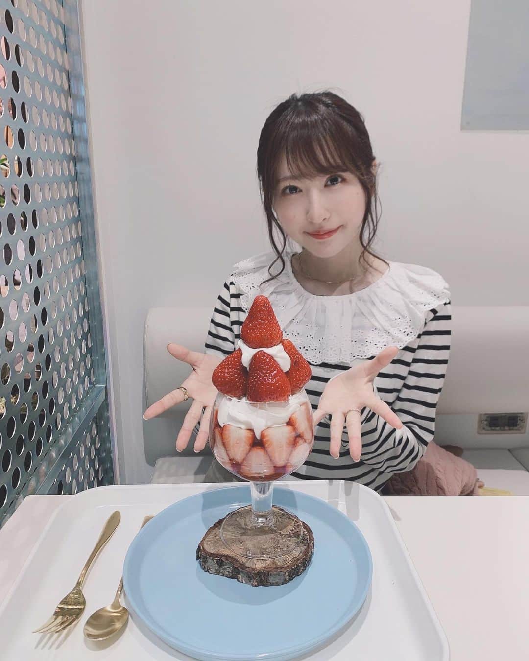 小桃音まいのインスタグラム：「🍓 . まだまだ苺の季節！！ . . この日は他のパフェとケーキとお団子も食べてたから スカイツリー型の高い？大きい？パフェも あったけど小さい方で我慢した（偉い） .」