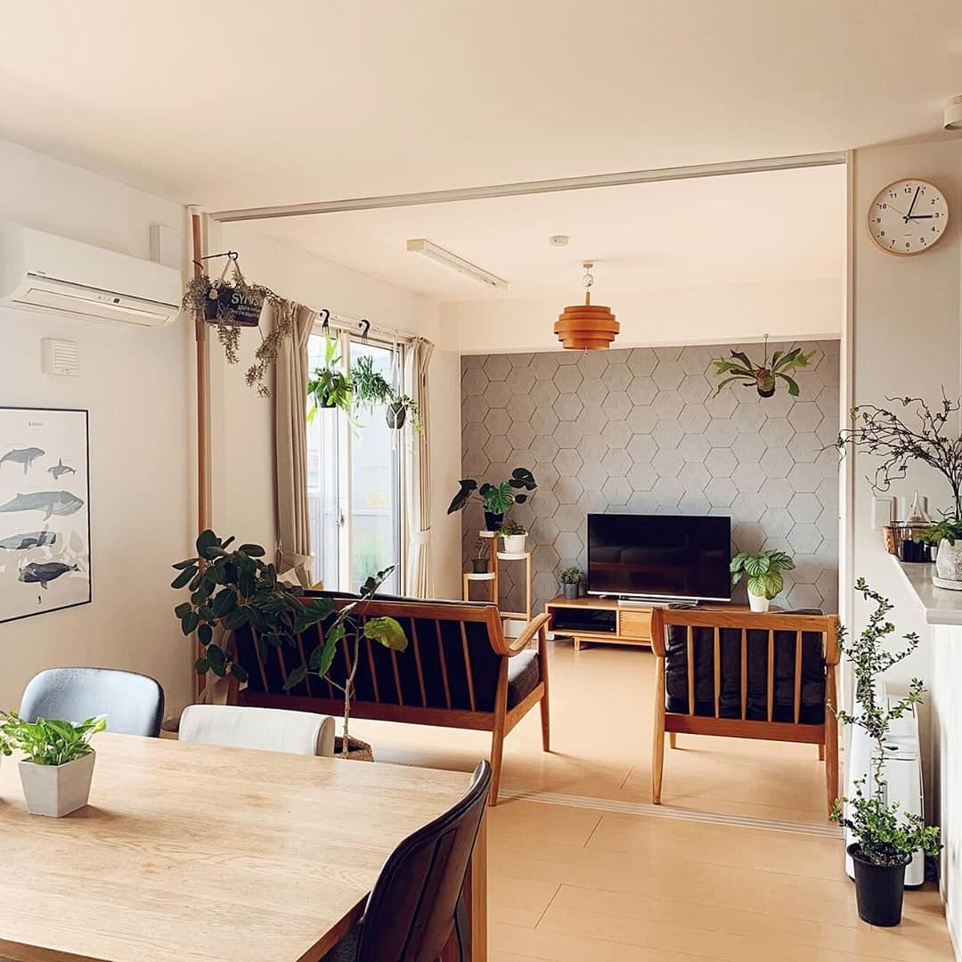 RoomClipJPさんのインスタグラム写真 - (RoomClipJPInstagram)「『壁紙DIYの部屋』壁紙によって部屋全体の印象がガラリと変わります。現状回復ができる剥がせるタイプにも多くのデザインが販売されています。9,000枚以上の壁紙DIYの実例を参考にしてみてください⁠ .⁣⠀﻿⁠ Photo:timtam(RoomNo.4859060)▶︎この部屋のインテリアはRoomClipのアプリからご覧いただけます。アプリはプロフィール欄から⁣⠀﻿⁠ .⁣⠀﻿⁠ 投稿イベント開催中です【まもなく終了する投稿イベント】『衣装ケース〜4/18』『わが家の花粉症対策〜4/18』⁠ .⁠ #RoomClip#ルームクリップ#interior#instahome#インテリア#暮らし#日常#マイホーム#日々の暮らし#丁寧な暮らし#新築#家#シンプルライフ#リビング#マイホーム記録#シンプルな暮らし#家づくり#収納#新築一戸建て#マイホーム計画#すっきり暮らす#整理収納#マンションインテリア#マンション暮らし#賃貸diy#壁紙diy#壁紙#剥がせる壁紙#アクセントクロス#現状回復diy」4月15日 20時30分 - roomclipjp