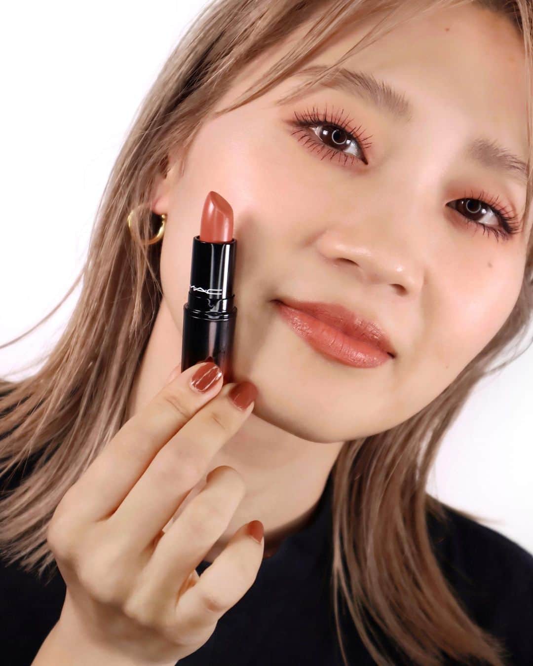 M∙A∙C Cosmetics Japanのインスタグラム：「ひとぬりで、ぷるんとラブリーな唇へ！ 🆕ラブ ミー リップスティックから、 オレンジのワット アイ セイ ゴーズに合わせたメイクルックご紹介🌸✨ ㅤ 《使用製品》 ＊LIPS ☑︎ラブ ミー リップスティック ワット アイ セイ ゴーズ ＊EYES ☑︎パウダー キス アイシャドウ ストライク ア ポーズ ☑︎パウダー キス アイシャドウ マイ トゥイーディ ＊BLUSH ☑︎M·A·C ミネラライズ ブラッシュ ニュー ロマンス ㅤㅤ Shot by M·A·C EVENT ARTIST Hatsuo Arisaka @hatsuo_mua ㅤ #MACLOVEME #MACラブミー #オレンジメイク #オレンジリップ」