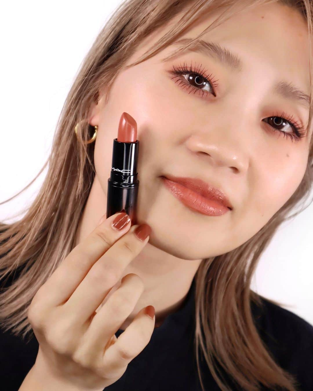 M∙A∙C Cosmetics Japanさんのインスタグラム写真 - (M∙A∙C Cosmetics JapanInstagram)「ひとぬりで、ぷるんとラブリーな唇へ！ 🆕ラブ ミー リップスティックから、 オレンジのワット アイ セイ ゴーズに合わせたメイクルックご紹介🌸✨ ㅤ 《使用製品》 ＊LIPS ☑︎ラブ ミー リップスティック ワット アイ セイ ゴーズ ＊EYES ☑︎パウダー キス アイシャドウ ストライク ア ポーズ ☑︎パウダー キス アイシャドウ マイ トゥイーディ ＊BLUSH ☑︎M·A·C ミネラライズ ブラッシュ ニュー ロマンス ㅤㅤ Shot by M·A·C EVENT ARTIST Hatsuo Arisaka @hatsuo_mua ㅤ #MACLOVEME #MACラブミー #オレンジメイク #オレンジリップ」4月15日 20時35分 - maccosmeticsjapan