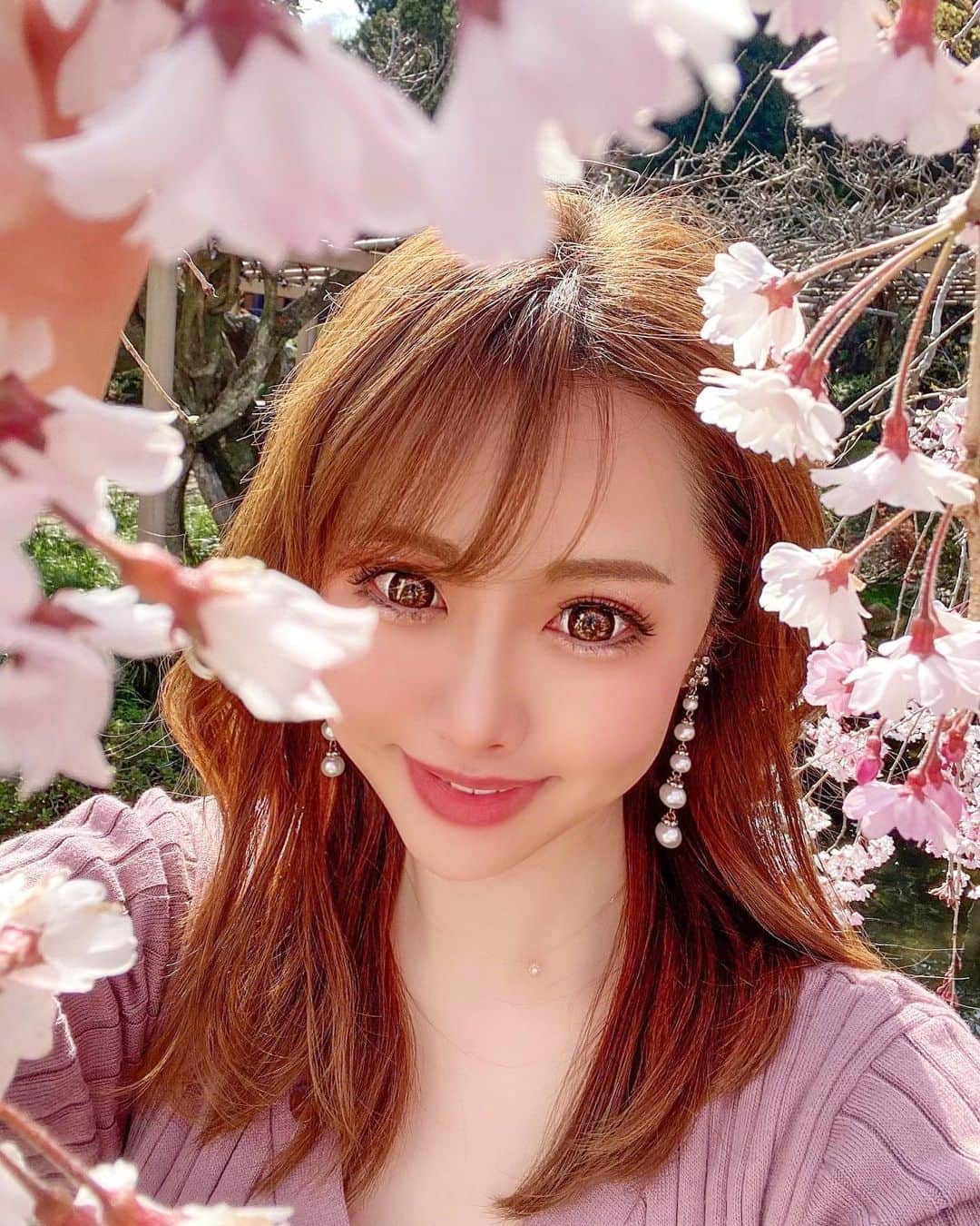 あやかさんさんのインスタグラム写真 - (あやかさんInstagram)「桜の中🌸  桜が終われば仙台は新緑が綺麗だし、花粉も終われば最高！ゴルフに！w 肩痛めたから早く治して練習したい😭⛳️  #桜 #杜の都 #仙台 #ゴルフ女子 #ゴルフ初心者 #自撮り #セルフィー #ヨシンモリ #くびれミディ #ミディアムヘア #ピンクメイク #ピンクコーデ #カラコン #美容 #メイク #育乳 #バストアップ #お腹痩せ #ヒップアップ」4月15日 20時37分 - __aya.aya.aya__