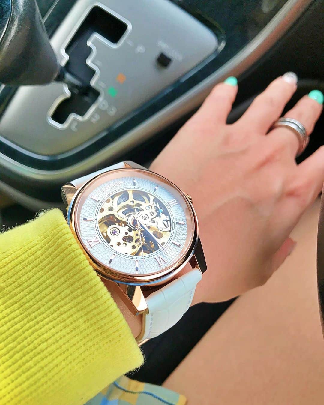 MARIERUのインスタグラム：「白い可愛いLOBORさんの腕時計⌚️にテンション上がる私です😌💙✨ @loborjapan  今月のInRedにて桐谷美玲さんがLOBORさんの腕時計を着用してるよ💙💙 . .  クーポン↓↓ 【mariedi101】 ご使用で10パーセントオフになります。 (クーポン使用期限は本日より1年間) @loborjapan  #lobor  #ロバー  #腕時計  #時計  #ペアウォッチ #chromehearts  #歌舞伎町  #桐谷美玲  #埼玉  #ワンピース  #池袋  #渋谷  #緊急事態宣言解除されたけど  #撮影  #protools  #hiphop  #loneones  #supremebag  #幸せ  #芸術  #アーティスト  #スーツ  #followｍe  #followforfollowback  #ダイエット  #お洒落好き  #歌舞伎町キャバ嬢  #ageha #インフルエンサー」