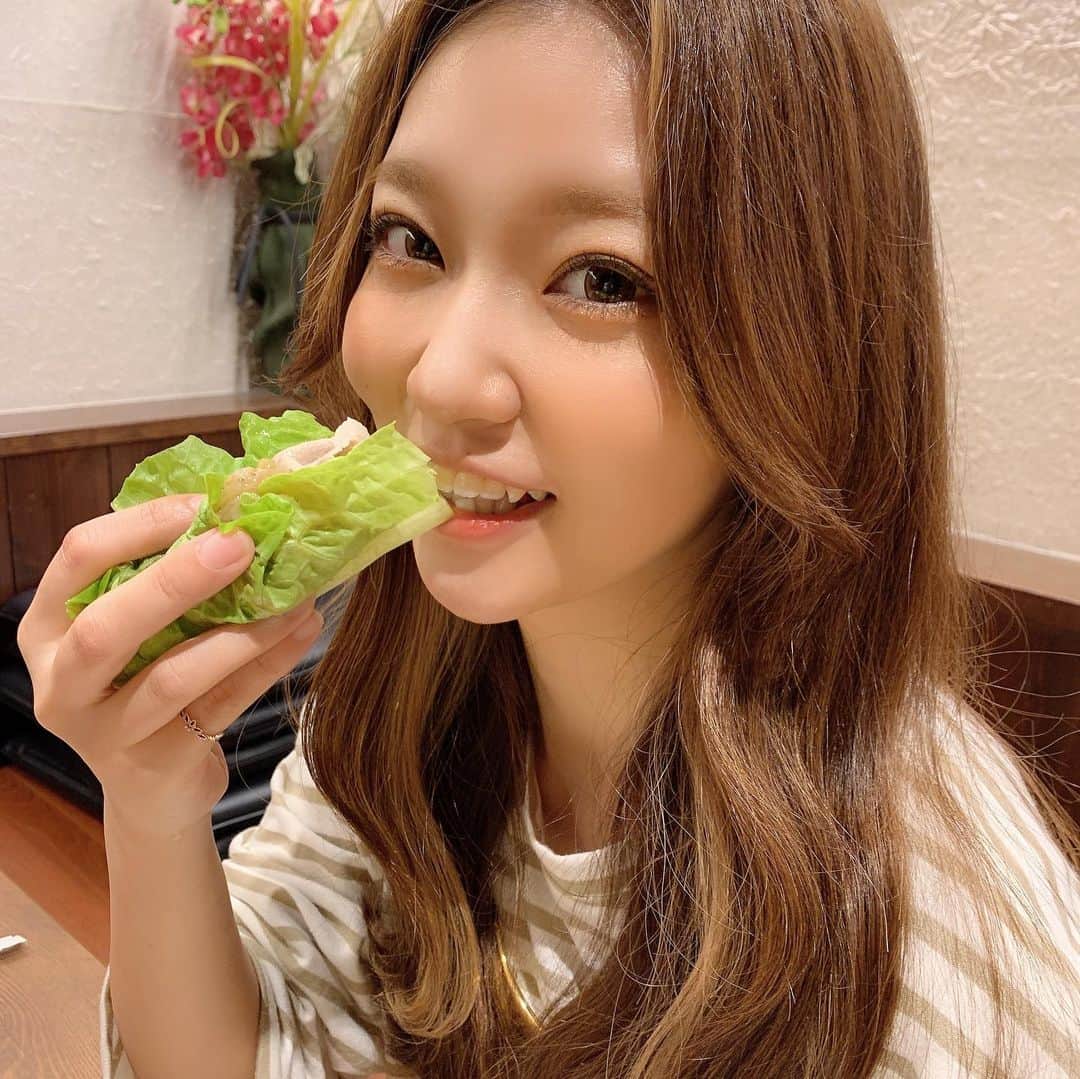 いっちゃん/嶋津 いつみのインスタグラム：「. . こないだしゃぶギョプサルっていうのを 食べに行ってきたー🥺❤️ . . . . サムギョプサル のお肉が 豚しゃぶになってるから しゃぶギョプサル🐷 . . . しゃぶしゃぶで油は落ちるし、 めっちゃお野菜たべれるから ダイエット向き!!🤭💓 . . タレも4種類あるし食べ方無限大🤞🏻 . . . . 食べ放題になってるから 最初にくるお肉とお野菜以外にも しゃぶしゃぶの食べ放題コーナーも使えるから なんとお鍋の具もハーゲンダッツのアイスクリームも 食べ放題でーす🥳🤍🤍🤍 . . . . 最高だった💁‍♀️💜 お腹パンパンになるまで食べましたw . . . . . #しゃぶギョプサル #牛しゃぶ牛すき食べ放題但馬屋なんばcity店 #牛しゃぶ牛すき食べ放題但馬屋三宮店 #但馬屋DX #いっちゃん  #フリーモデル  #いっちゃんコーデ #ブライダルモデル #アレンジモデル #ヘアカラー  #ヘアアレンジ #くしゃ顔  #フリーモデル #ドレスモデル #ダイエット  #치맥  #좋아요환영 #소통환영 #팔로우환영  #팔로미 #인친환영 #친구해요 #셀카 #셀피」