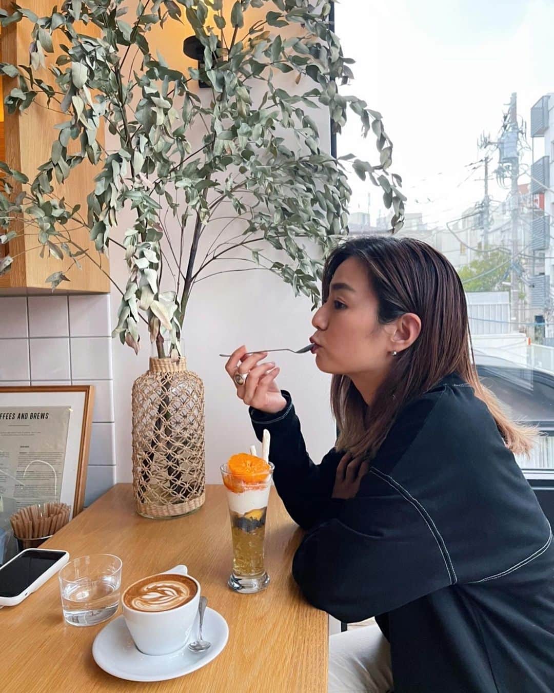 信太美月さんのインスタグラム写真 - (信太美月Instagram)「あー美味美味。 パフェってバランス感覚だと思うの No.さんってセンスしかない👏❣️ . #mizuki_coffeetrip . あとヘビロテしてるロンT🖤#みづきふく」4月15日 20時44分 - shidamizuki