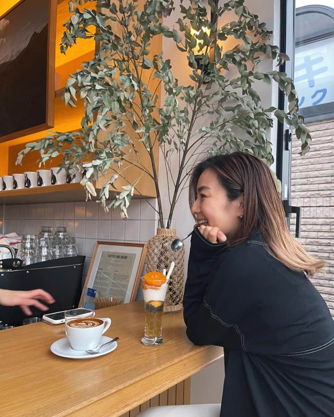 信太美月さんのインスタグラム写真 - (信太美月Instagram)「あー美味美味。 パフェってバランス感覚だと思うの No.さんってセンスしかない👏❣️ . #mizuki_coffeetrip . あとヘビロテしてるロンT🖤#みづきふく」4月15日 20時44分 - shidamizuki
