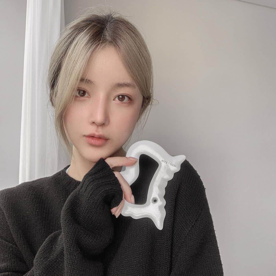 ユン・アラのインスタグラム：「#미르테 #미르테바이혜정 #미르테괄사#아로망 #아로망괄사  #릴레이챌린지 로 님의 @lovable.mh 님의 지목을 받아 참여했습니다 :p  제가 다음으로 지목 할 분은 @daybymin 님!     붓기때문에 매일 고생하는 나에게는 조금 특별한 아로망 괄사 🤍 덤으로 리프팅까지 해주니  자기전 10분만 투자하려구요 ☺️ #미르테바이혜정 원장님의 손이 직접 저에게 온 느낌이에요   #코로나19물러가라제발🙏 #괄사」