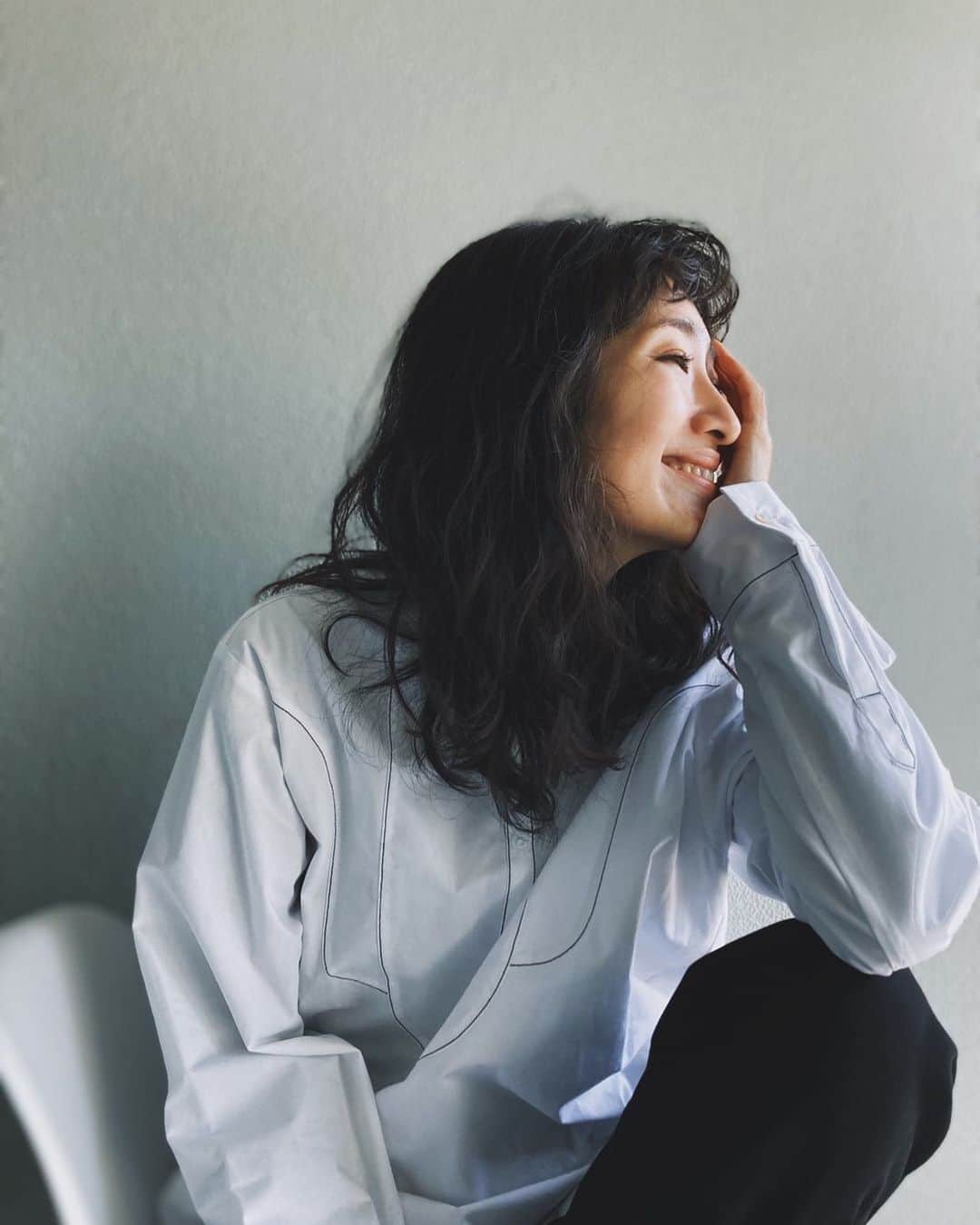 安藤沙耶香のインスタグラム：「やっぱり白シャツが好き オーバーな感じも好き 好きなものばっかり （正確には同じようなものばかり） 集めてしまうんだなぁ  @ella_selectshop_   #白シャツ #白シャツコーデ #物欲爆発中🤯」