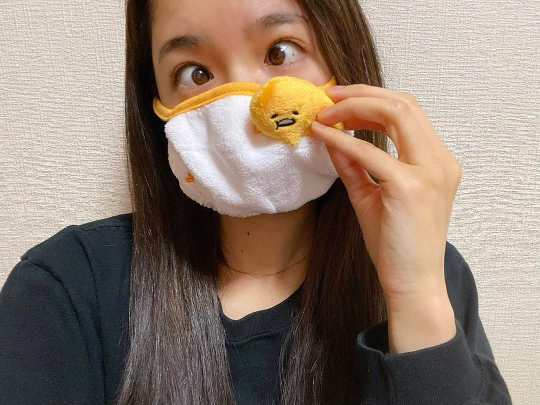 富久美玲のインスタグラム：「_ . 友達にプレゼントで頂きんかした ぐでたまのマスク😷💓 . #プレゼント#マスク#ぐでたま#gudetama#sanrio」