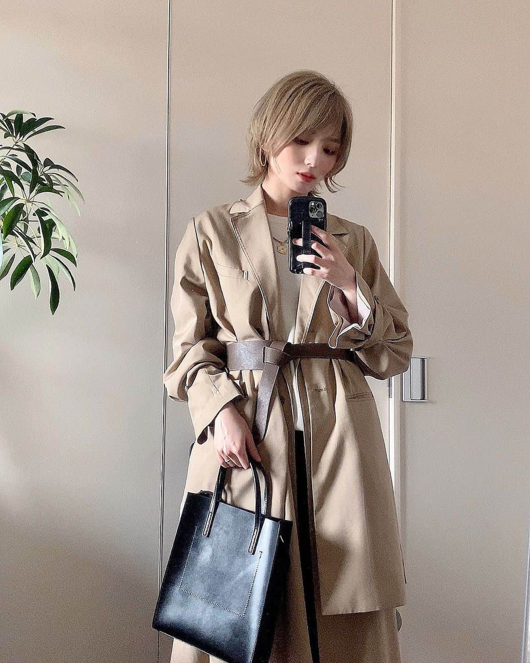 サキのインスタグラム：「. アウターの上からベルト🐑 モノトーンと同じくらいベージュの服多い  Outer @amerivintage Bag @yahki_tokyo #yahki」