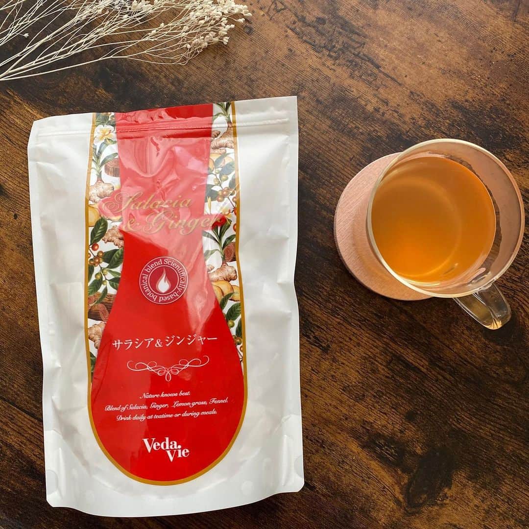 千波さんのインスタグラム写真 - (千波Instagram)「サラシア🌿 (@vedaviejp ） 最近飲んでいるお茶です！ お茶が好きで、色んなお茶を試しています✨ ハーブやスパイス、お茶など植物が持っている力って凄くて 物によって様々な効果が期待できるので色々ハマっていて、 効果も参考にしながら選んでいます✨  今回のお茶の特徴は ○サラシアに含まれるサラシノール ○ショウガのショウガポリフェノール のWパワー✨  ポットに入れ、お湯を入れて １０分ほど置いてから頂きます。 とにかく美味しい！！！ 健康のために、というよりも美味しいから飲みたくなる！ 少しスパイシーなお茶が好きな方は、美味しく飲めると思います❣ 私のおすすめの取り入れ方は  🌿 朝起きた後 🌿 食事の時に 🌿 特にコッテリ系の食事の時（レモングラスが効いていて、飲むとスッキリ） 🌿 濃い目に作って氷を入れてアイスで飲む  じわーっと身体が温まるのも感じるし 心も身体もスッキリめぐりがいいと、快適！  何より、好きなものは美味しく食べたいので 無理に制限せずに、お茶の力を借りれたらラッキー😋 と思いながら飲んでいます・・✨  いろんなサラシア茶がありますが今回ご紹介したのは  ヴェーダヴィ サラシア＆ジンジャーブレンドです🌿  お茶好きな方、チェックしてみて下さい❣  #ヴェーダヴィ  #サラシアジンジャーブレンド  #サラシアジンジャー  #サラシア茶 #サラシア #ショウガ #ジンジャーティ #健康茶  #ハーブティー #ハーブティ #糖質コントロール #カロリーコントロール #置き換えドリンク  #カロリーオフ #糖質オフ #飲むエクササイズ #PR」4月15日 21時41分 - chinami19880612