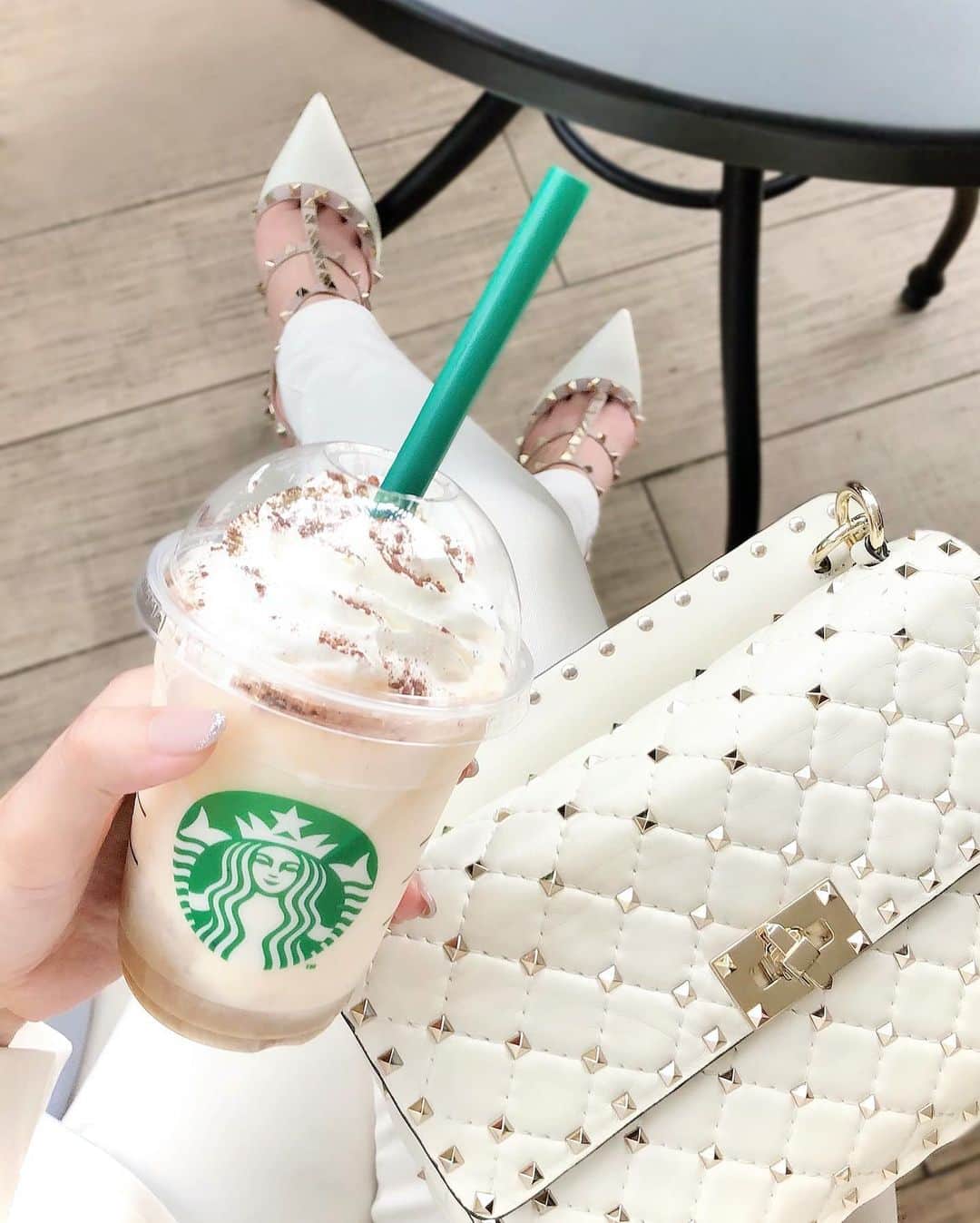 のインスタグラム：「🍪🕊🤎 𝑺𝑻𝑨𝑹𝑩𝑼𝑪𝑲𝑺  𝑻𝒊𝒓𝒂𝒎𝒊𝒕𝒖 スタバ新作の #ティラミスフラペチーノ . ❤︎ #コーヒーティラミスフラペチーノ (316kcal) ❤︎ #ティーティラミスフラペチーノ (343kcal)  . . お昼休憩に友人とひとつずつ頼んで 味見し合いっこしました🧸💕 . . いつも通りホイップ少なめ、無脂肪乳にカスタマイズ♪ 皆さんはどんなカスタマイズがお好きですか？ . . ▶︎いつでも使える！スタバの ヘルシー系おすすめカスタマイズ❤︎❤︎ . . ✔︎ミルクを変更 (低脂肪-20kcal、無脂肪-40kcal、豆乳-5kcal) . ✔︎ホイップを少なめもしくはノンホイップに変更 (なしにすると-90kcal) . ✔︎シロップ量の変更 ノンホイップと組み合わせると◎ ※味つきシロップの場合、味が薄くなります . . . コーディネートはホワイト系💗💗 全身はまた次回投稿にて♪ . . . . #starbucks #starbuckscoffee #starbuckstiramisu #cafetime #whitecode #valentino #ootd #スタバ #スターバックス #スタバ新作 #フラペチーノ #チートデイ #スタバカスタム #スタバカスタマイズ #スタバカスタム #カフェ好き #カフェタイム #オールホワイト #ホワイトコーデ #白パン #パンツコーデ #ヴァレンティノ #料理研究家 #管理栄養士」