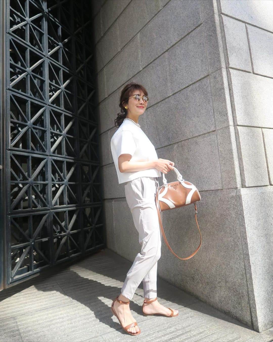Mai Wakimizuのインスタグラム：「普段から履きすぎなイージーパンツ、black.whiteに続き新色のgrayもコンプリート。今年っぽい絶妙なgrayがニュアンスあるカラーで個人的に気に入ってる♡何より履き心地が本当に抜群で騙されたと思ってお試し下さい♡笑 そして1人1枚レベルでゲットして欲しいボンディングトップス、自分で言っちゃいますが(笑)完成度高い1枚に仕上がりました♡ボリューム感と丈感、linkableのアイテムなんでも合います♡4色ご用意してるのでお楽しみに♡ #wakkinstyle#ootd#coordinate#ママコーデ tops:#linkable @linkable_official(今月28日〜伊勢丹新宿店popup先行発売予定) pants:#linkable @linkable_official(今夜20:00発売) bag:#prada shoes:#manoloblahnik  sunglasses:#oliverpeoples ×#therow」