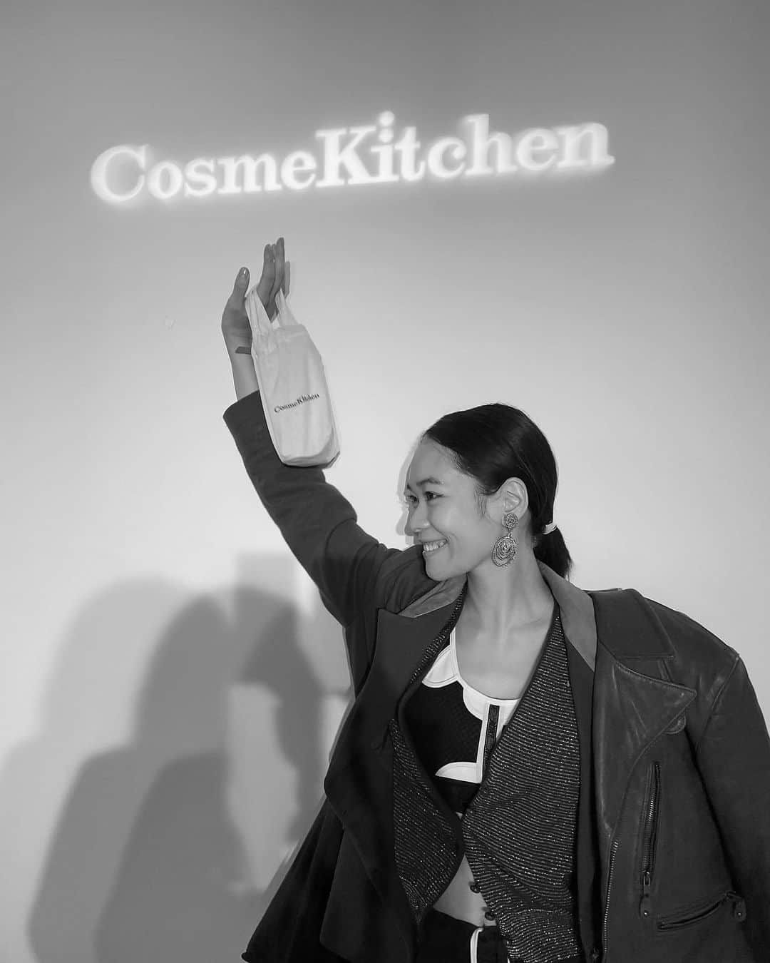 池田莉子のインスタグラム：「Cosme Kitchen 🪞 新作発表へ🖤 ブルーライトカットの艶肌クリームや、 マスクスプレーなど良い香りで溢れた空間に 癒されてきました。  オーガニックワインやビーガンフードも頂いてHappy〜 いつも有難うございます🥰🥰 今日も、夕方おじゃまします。楽しみ〜  #cosmekitchen #naturaglace #antipodesskincare #femue #damdam #skincare #コスメキッチン #展示会 #スキンケア」