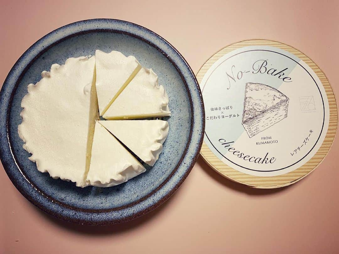 渕上彩夏さんのインスタグラム写真 - (渕上彩夏Instagram)「͙ ͙ ͙ No Bake cheescake （レアチーズケーキ）  @776cheesecake さんのレアチーズケーキ🌼  大好きな @oyabu.milkoro さんの美味しいヨーグルトがたっっっぷり入っていて、甘さひかえめのさっぱりしたチーズケーキ。  レアチーズケーキを食べた後に、こんなにさっぱりした感覚は初めて。 それでもチーズの美味しさはしっかり味わえます✨  箱も可愛いから、友達にも贈りたくなる¨̮♡︎  おやつラボアンバサダーにも任命していただいたので、またみなさんに美味しいおやつ情報お届けします🥰  さっぱりレアチーズケーキ好きだぁ💭  #おやつラボ  #おやつラボアンバサダー #熊本 #熊本よかとこ #小代焼き」4月15日 13時53分 - ayakafuchigami725