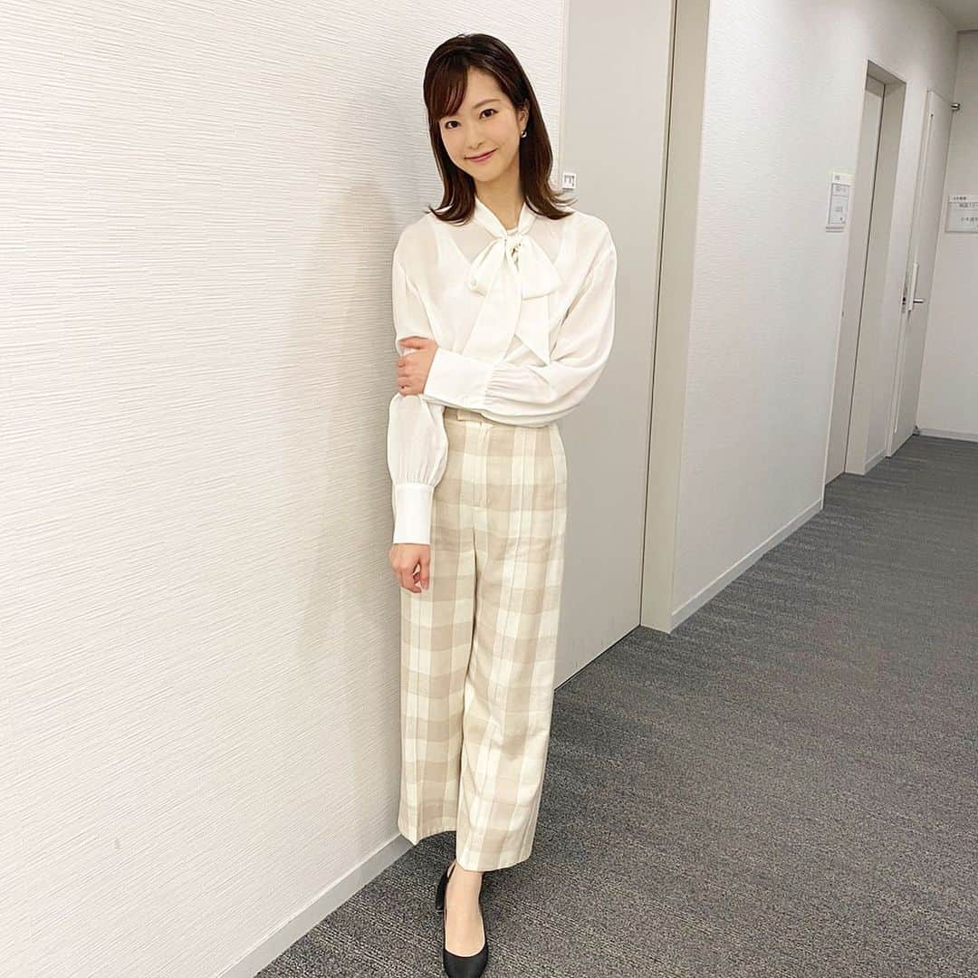 下村彩里さんのインスタグラム写真 - (下村彩里Instagram)「火曜日に着た#衣装 x #お花  ブラウス:#josephstudio  パンツ:#celford  いつも素敵な衣装ありがとうございます🙇‍♂️  スタジオでは トカラ列島で相次ぐ地震　について お伝えしました。  今回は SNS上で広がっていた 『#トカラの法則　』にも注目。 トカラ列島で地震が多発すると、数日後に他の地域で大きな地震が起きるんじゃないか、という憶測。  東海大学　長尾先生にお話を伺うと この法則に関して "#信憑性は低い "ということでした。  改めて 地震はいつどこで起きるか分からない、 予測が難しい災害で  私たち1人1人が日頃から #正しく恐れること 、 そして 色んな状況のパターンを想定して #備え　をすることが大切だと感じました。 . . . #下村彩里  #報道ステーション#テレビ朝日アナウンサー#テレビ朝日#アナウンサー#アナウンサー衣装 #anchor#costume#japanesefashion#april」4月15日 13時57分 - sairi.shimomura_ex