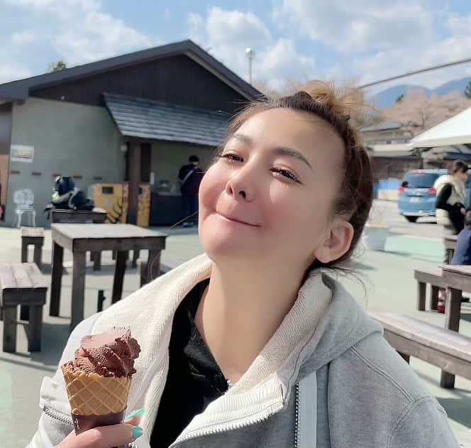 華原朋美さんのインスタグラム写真 - (華原朋美Instagram)「チョコソフトクリーム🍦 おーっいしっ😍 #華原朋美　#そふとくりーむ　#ちょこ」4月15日 14時02分 - tomomi_kakala