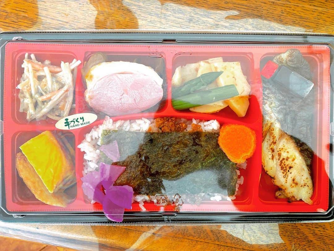 バカリズムのインスタグラム：「家事ヤロウ飯 食べるロケなので我慢。」