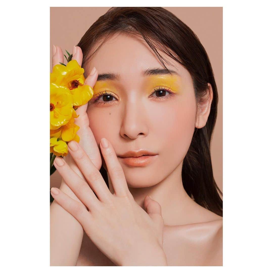 新田桂一のインスタグラム：「くぅー！好きだなー！素敵なBeauty撮影でした！スタッフの皆様ありがとうございました😊最高だよ！ @ai.1988kg   YELLOW🍋🍊🍋🍊  photographer @keiichinitta  retoucher @yuji.hatakeyama  hair&make up @magnese_akina   manicurist @ayaka__tanaka  producer/production @yukari_magnese @magnese_tokyo  #magnesetokyo」