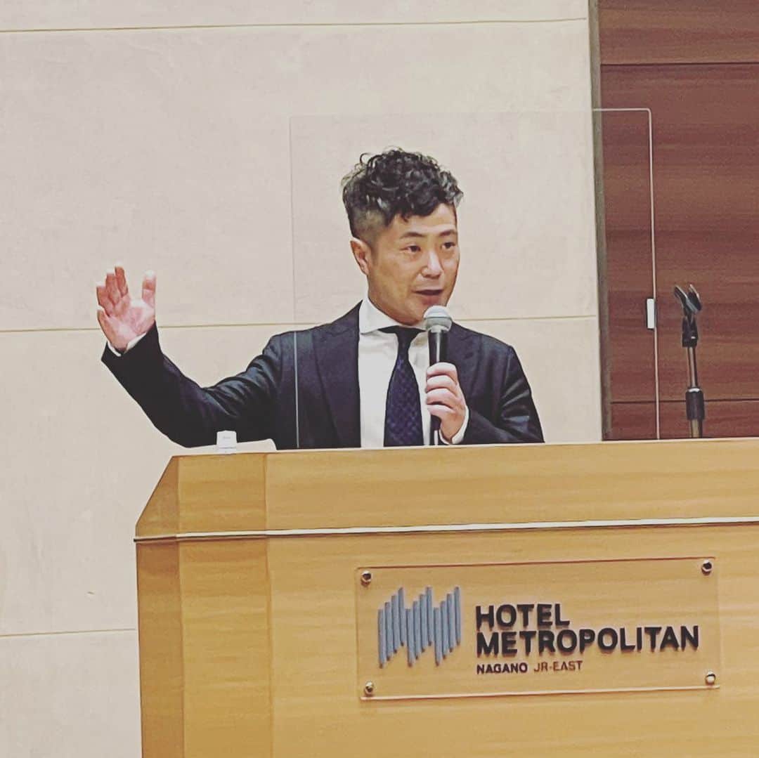 入江慎也のインスタグラム：「長野で講演会を、やらせていただきました。コロナ禍という大変な状況の中で感染症対策をしっかりスタッフさんにしていただき開催していただき本当に感謝致します。 講演会をやらせていただけることが、当たり前のことではないんだと改めて噛み締めております。 沢山の方に感謝致します。 皆さん暖かくて嬉しかったです。 ありがとうございました😊  #長野 #講演会 #株式会社ピカピカ #セカンドキャリア」