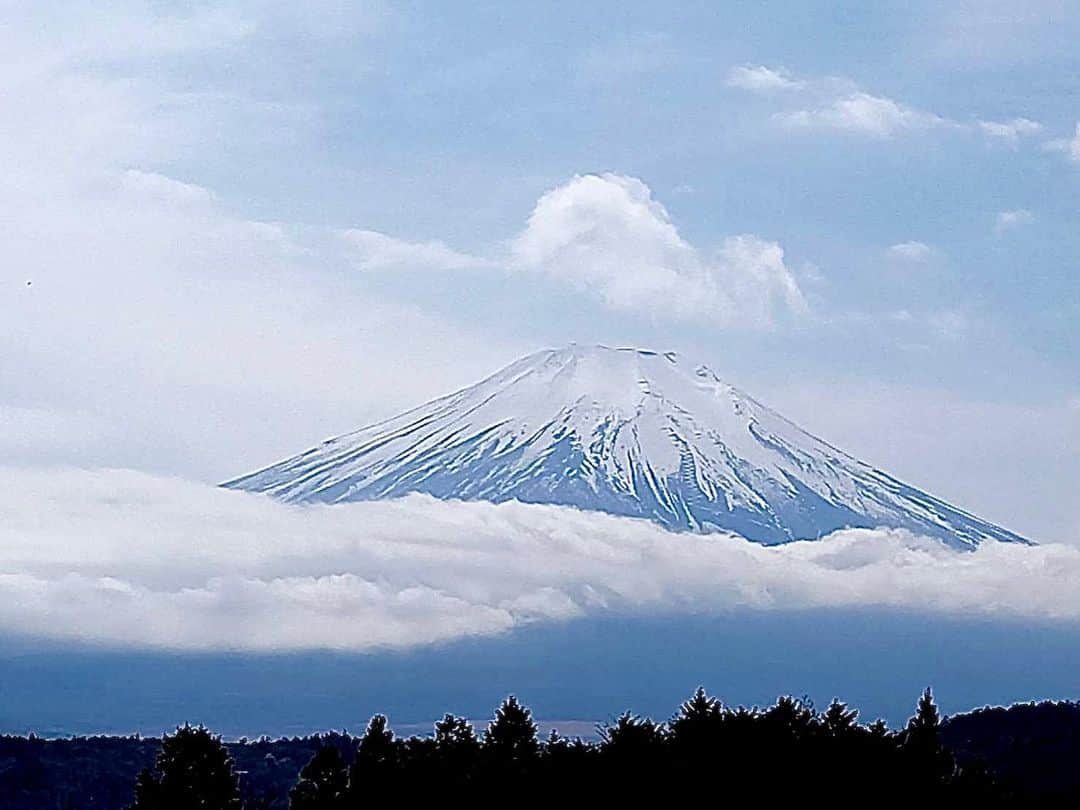 渡辺裕之さんのインスタグラム写真 - (渡辺裕之Instagram)「ちょっとの間 顔を見せてくれた今日の富士山 #霊峰富士 #祈り #平和 #合掌」4月15日 15時29分 - hiroyuki6267