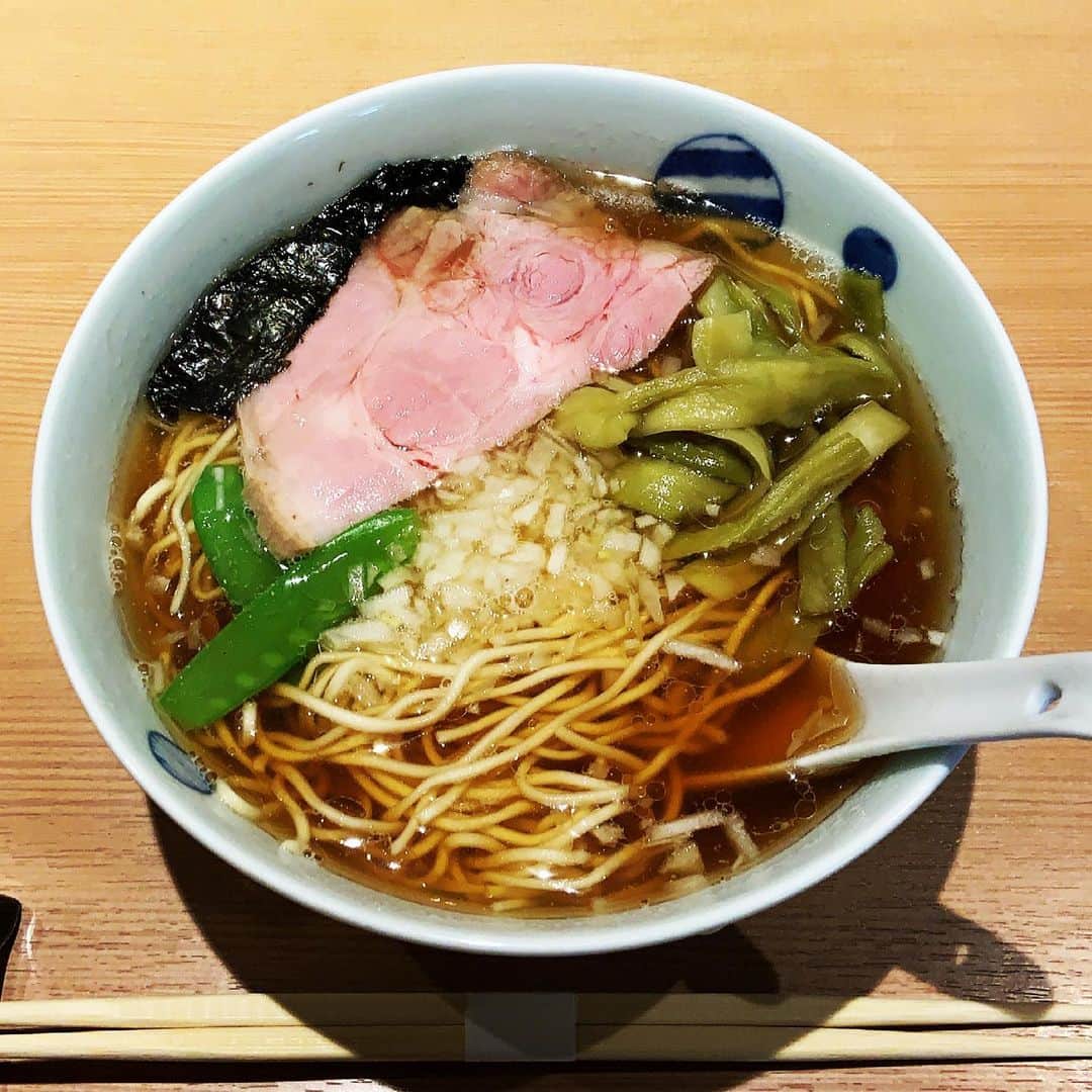志摩有子さんのインスタグラム写真 - (志摩有子Instagram)「明日まで提供している甲賀さんの中華そば。滑り込みで間に合った。 クリアで滋味溢れるスープにぱつぱつの細麺が絡んでたまらない美味しさ。 30分並んだけれど大満足。  #中華そば #期間限定 @h.kouga」4月15日 15時56分 - ariko418
