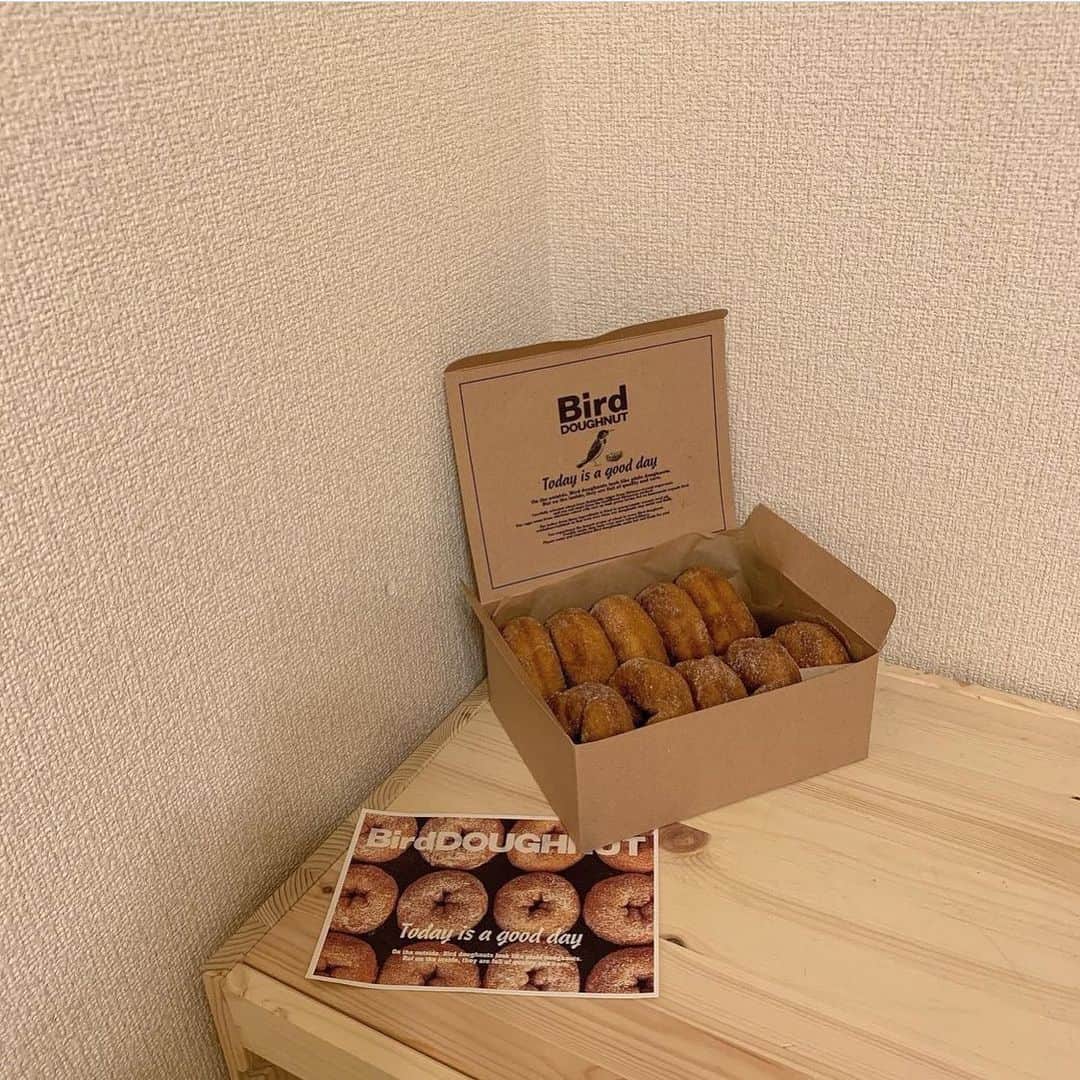 のインスタグラム：「🍩﻿ ﻿ ﻿ ﻿ ﻿ お友達にもらったドーナツ﻿ 温めて食べた〜！﻿ めっちゃ美味しかった🥱﻿ ﻿ ﻿ ﻿ ﻿」