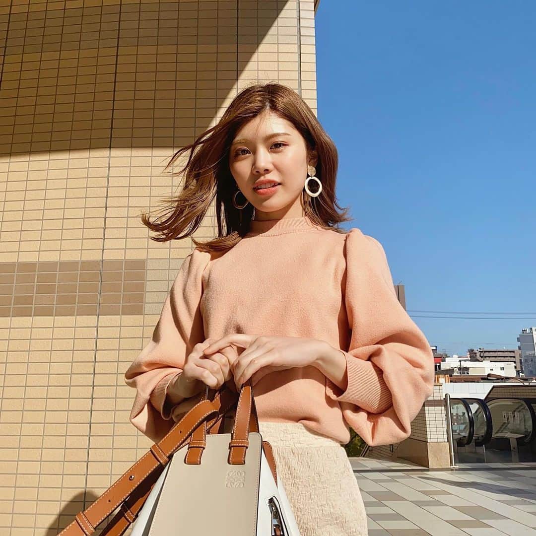 池田真子のインスタグラム：「コーラルオレンジ？サーモンピンク？ よくわからないけど、 最近はこういう色が好き♩ ． ． ． ． ． ． ． ． #makoscode #時差投稿 #時差スタグラム #ZARA #シンプルコーデ #カジュアルコーデ #大人カジュアル #コーラルピンク #大人コーデ  #gu #コーデ #アラサーコーデ  #ロエベハンモック  #ファッション  #instagood  #instapic #agnesb #instalike  #instadiary #love #cordinate #fashion  #loewehammock #loewebag #loewe #instafashion #ootd #outfit  #casualstyle #lifestyle」