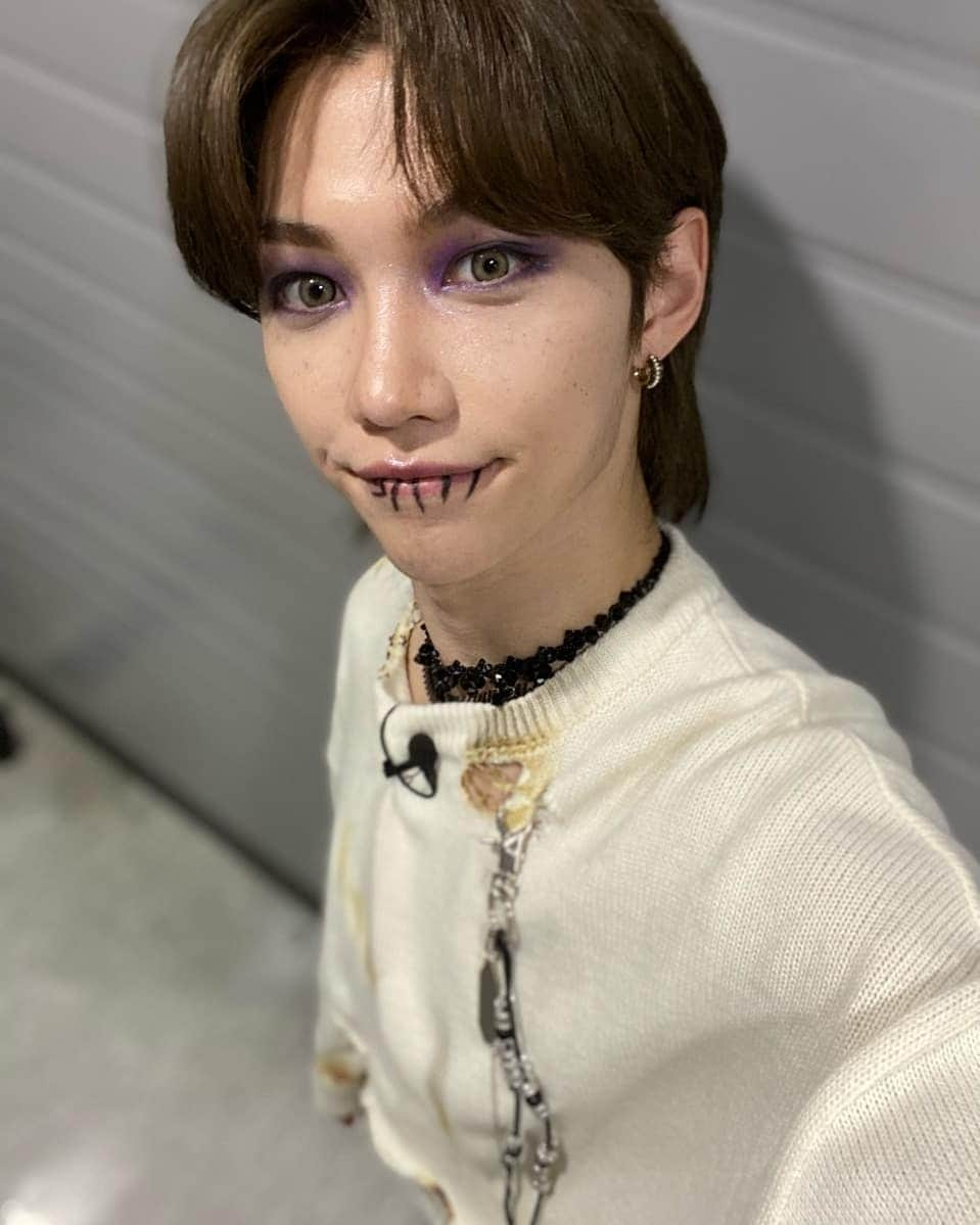 Stray Kidsさんのインスタグラム写真 - (Stray KidsInstagram)「우리 무대 오땠어? 재밌게 봐줘서 고마워 ☺️🥰ㅋㅋㅋㅋ  How was our performance for Kingdom? I hope you enjoyed every bit of it 😁😁😁 🤍💛 #straykids #stay #forever #felix」4月15日 21時53分 - realstraykids