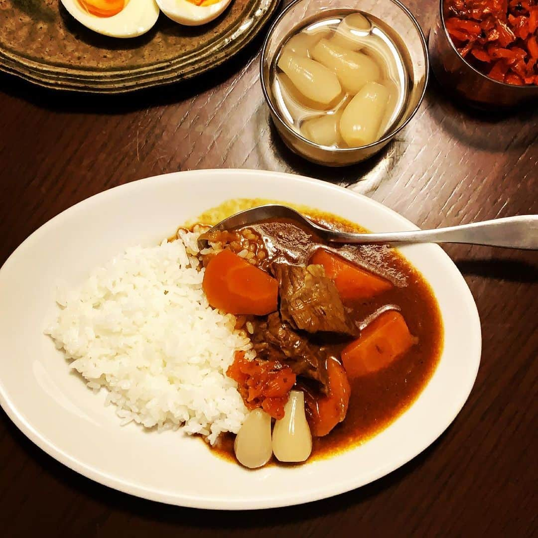 志摩有子さんのインスタグラム写真 - (志摩有子Instagram)「春にんじんたっぷりの牛すねカレー。 牛すね肉は圧力鍋で柔らかくしてから作っておいたにんじんカレーにイン。  #今夜はカレー #春にんじんカレー #牛すねカレー #ビーフカレー」4月15日 21時57分 - ariko418