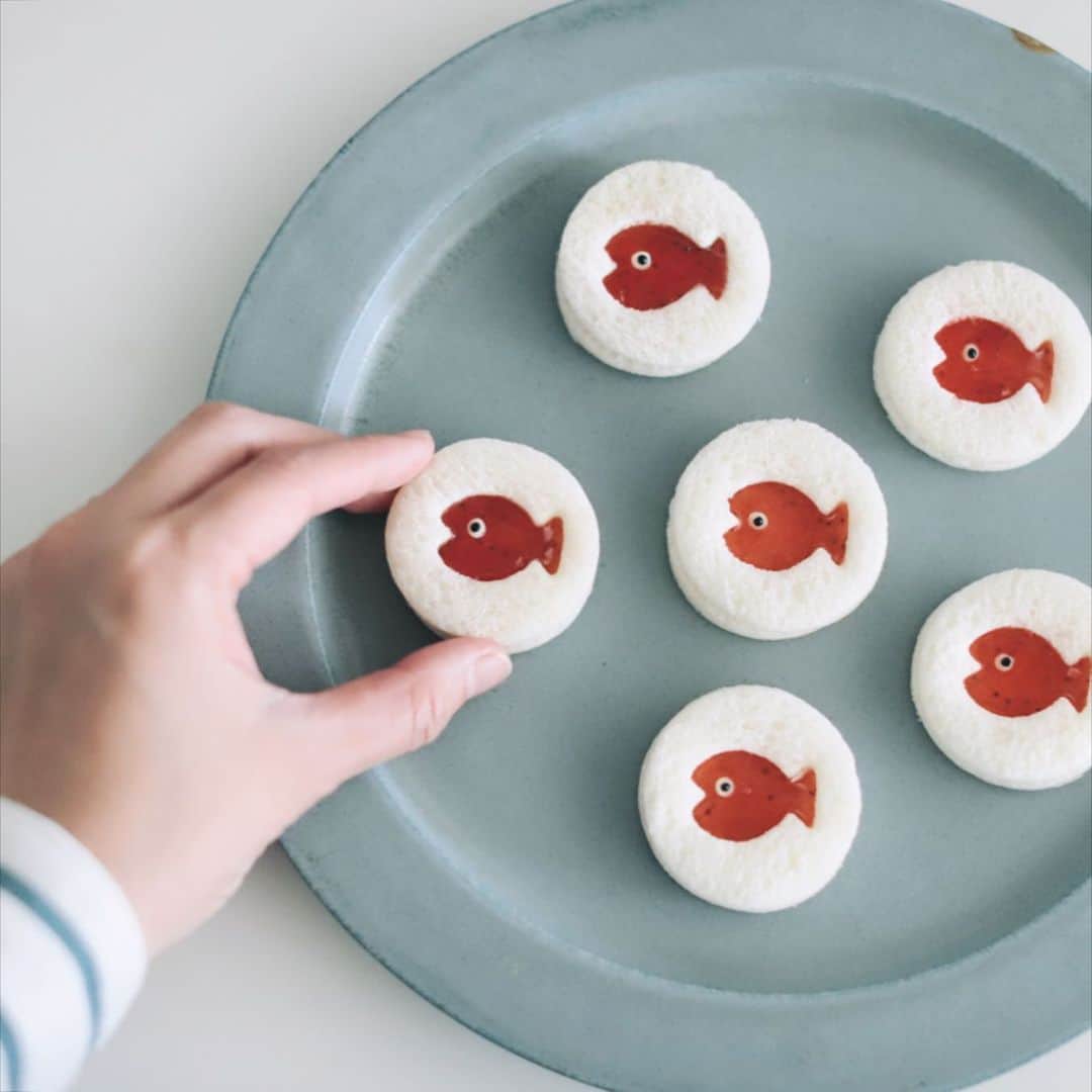 きなこのインスタグラム：「先日投稿した"きんぎょがにげた弁当"でも使った魚の抜き型で、きんぎょジャムサンドを作ってみました🐟 目はストローで抜いたスライスチーズ＋ねり黒ごま。ハム＋チーズ＋のりでも作れます😋  最後の写真はポケットに入るサイズで持ち歩きやすい「きんぎょがにげた」のマスクケース。マスクをしてるきんぎょが中で泳いでいて可愛い♡ （🐟→roomに載せてます☺︎）」