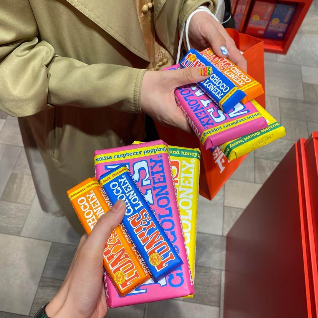 中上真亜子さんのインスタグラム写真 - (中上真亜子Instagram)「カラフルで可愛いPOP UP STOREに行って来たよ🍫4/25(日)まで博多マルイで開催されてるオランダでNO.1の人気を誇るトニーズチョコレート🤤色んな味があったんだけど、とりあえず1番人気のキャラメルシーソルトを食べたよ🍫美味しいチョコに甘塩っぱさが堪らなかった🤤（ホワイトチョコレートラズベリーポッピングキャンディも食べたよ、大きい方をぺろりと食べてしまいそうだよ）  そもそもこのトニーズ社は、カカオ豆をはじめ、原材料は主にフェアトレード認証を受けたものを使用しており、製造過程において奴隷制度を伴わないもので、「持続可能な食糧生産を支援し、生産に関わるすべての人が適正な対価を得ることができる世界を創る」というSDGsの概念にも合致してるところも素晴らしいなって👏  今月25日まで博多マルイで開催されてるんだって🥰私の謎のアイドルみたいな一言も(暇な人は)見に行ってね🤤🔥東京・有楽町のマルイでもやってるんだって🗼  #トニーズチョコロンリー #tonyschocolonely #crazyaboutchocolate #seriousaboutpeople #impact #pr #お互い好きな物を買ってたら #ふみちゃんと全く同じ味同じサイズを持ってた #似てくるんか」4月15日 16時41分 - maako_nakagami