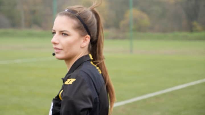 Karolina Bojarのインスタグラム：「Płeć: Kobieta. Moc: Petarda. 🔥⚽️ Całość na @stylpl 🎥  #football #referee #femalereferee #documentary #tv #game」