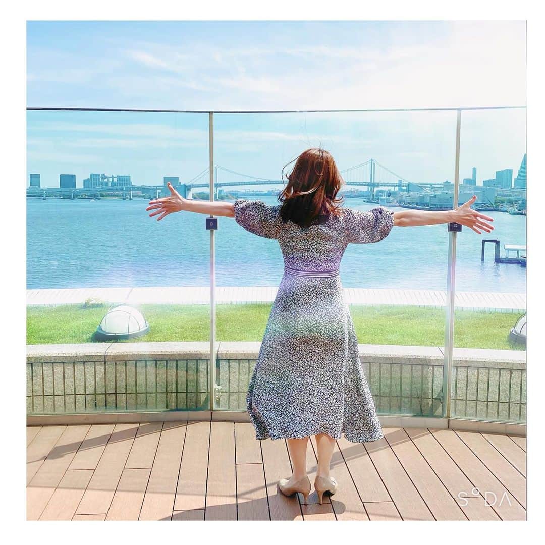 風花舞さんのインスタグラム写真 - (風花舞Instagram)「海を見るとなぜか両手をひろげてしまう…」4月15日 17時10分 - kazahanamai_official