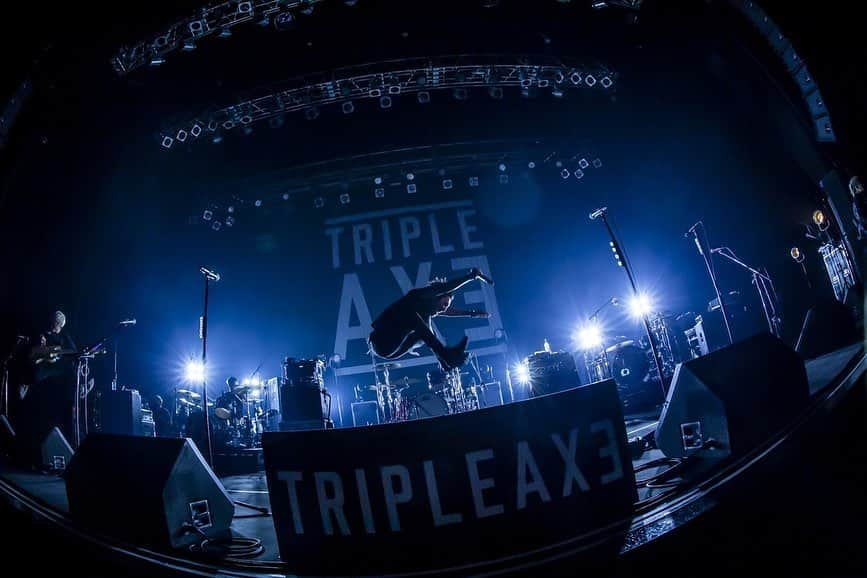 猪狩秀平さんのインスタグラム写真 - (猪狩秀平Instagram)「♪ . TRIPLEAXE ONE MAN TOUR ZEPP TOKYO. . こんにちは☺︎ ライブが終わったら身体の色んなところがめちゃくちゃ痛い！ けどこんなに心地いい痛みを味わうのも久しぶりです✌️ . 明日はZEPP札幌じゃーい！ 札幌到着！思ったより寒い！☃️ . 追記 ヘイのLINEが公式になったから追加しといて！ 前のん使えなくなります🙅‍♂️ . @hayachinphoto  @yamada_mphoto」4月15日 17時05分 - hey_igari_0131